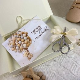 Конверт та ножиці